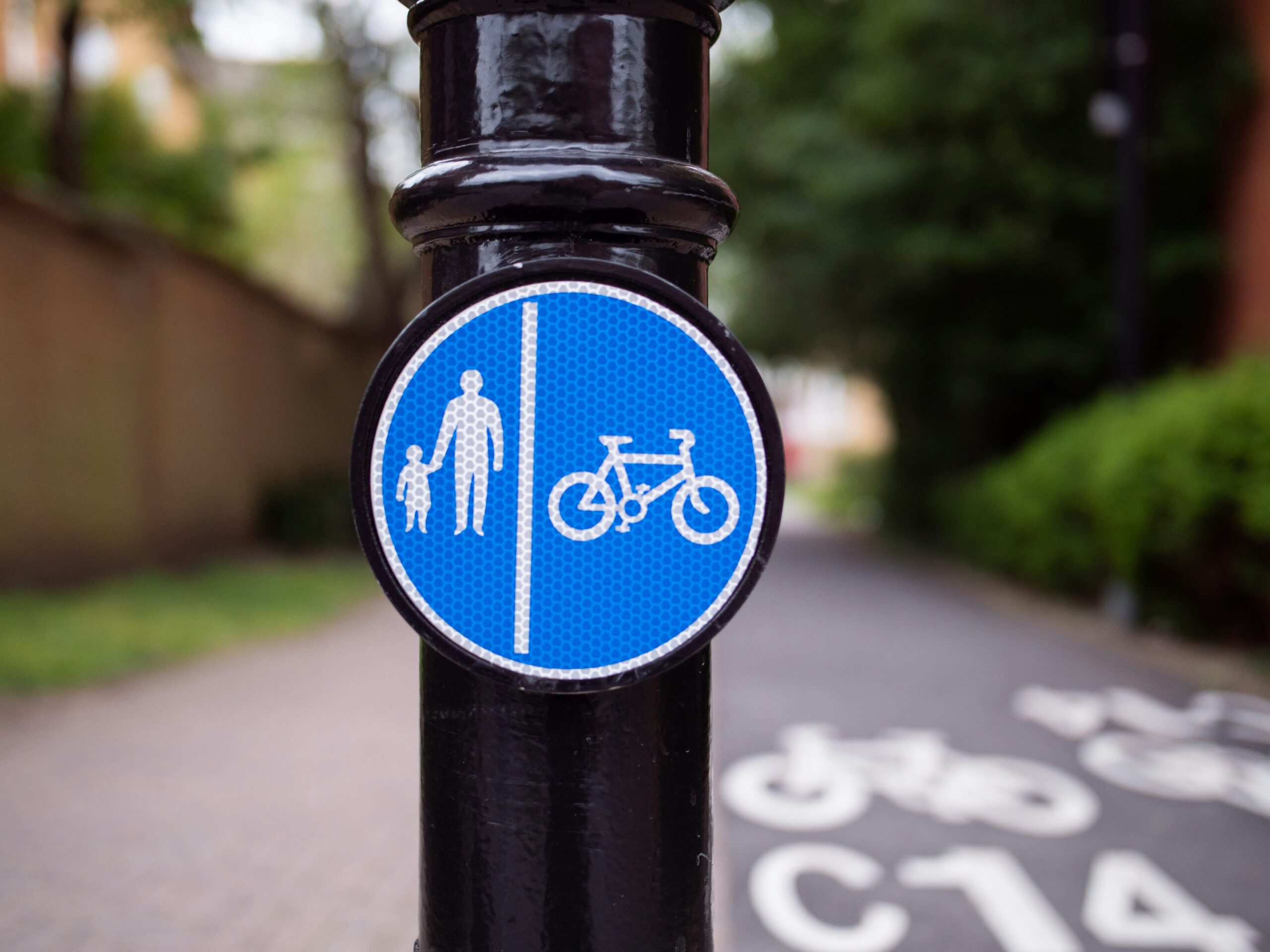 Sign for multi use path